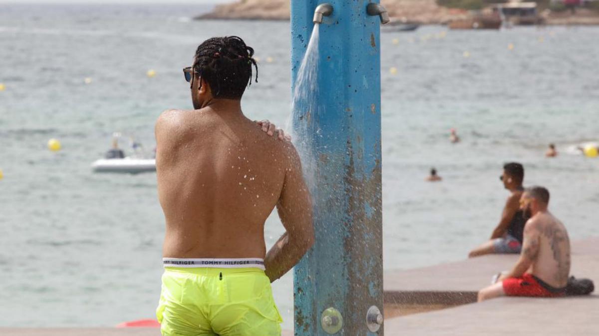 Ducha en una playa de Sant Antoni. | J. A. RIERA