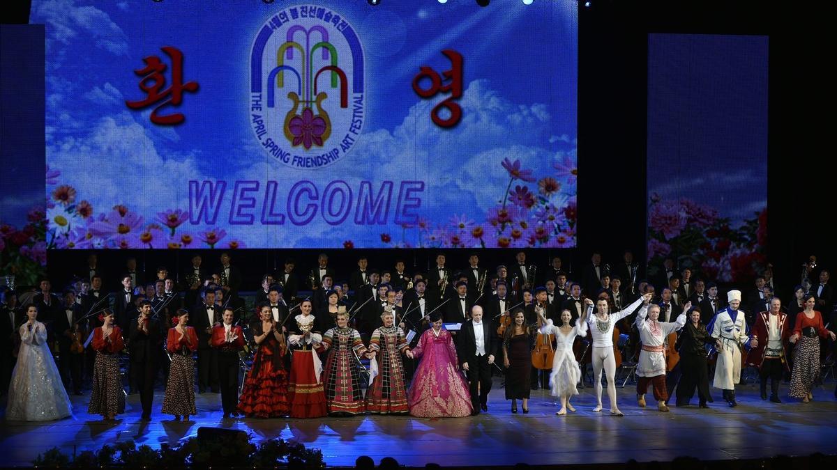 El grupo español, Noches de España, con el resto de delegaciones tras su actuación en un teatro de Pyongyang.