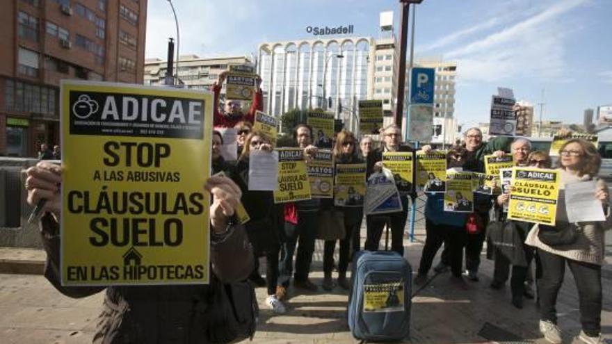 Afectados por cláusulas suelo durante una protesta el pasado mes de enero en Alicante.