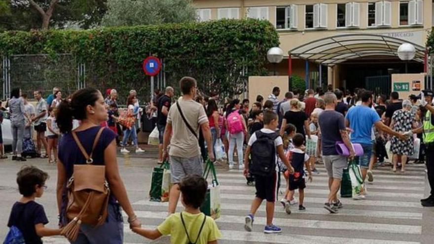 Alumnos entrando a un colegio público de Calvià. | J.L.SÁNCHEZ