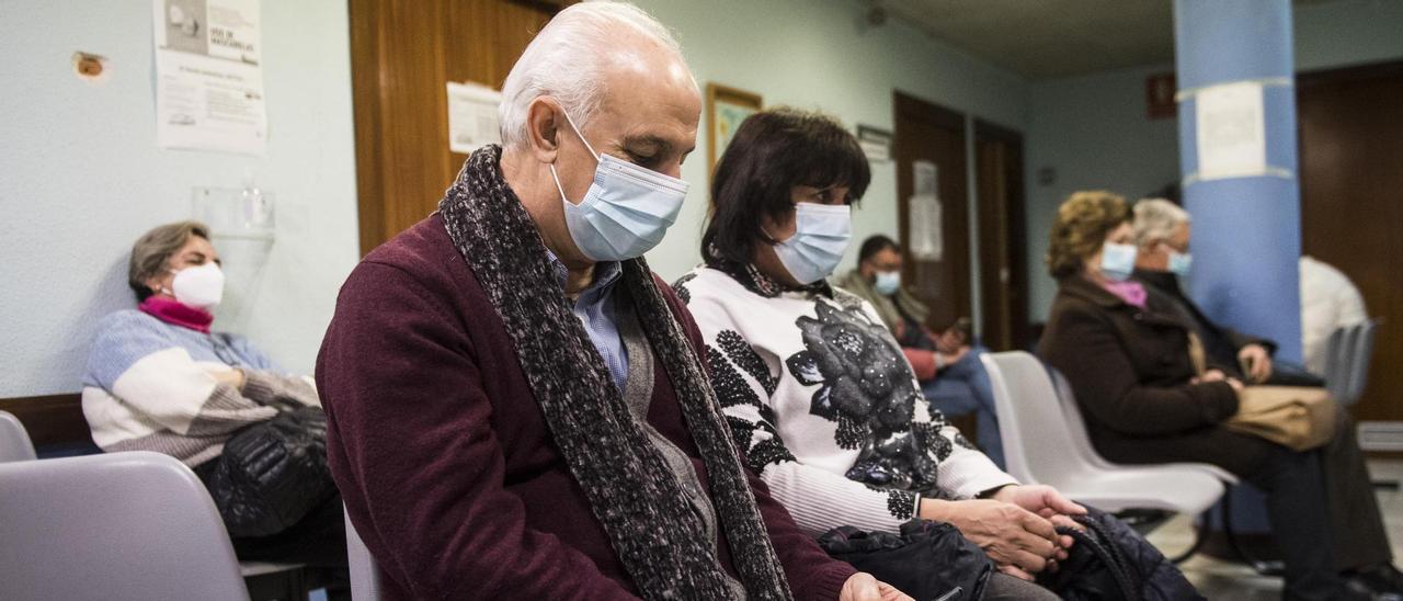 Usuarios en la sala de espera de un centro de salud de Cáceres, ayer, con las mascarillas puestas.
