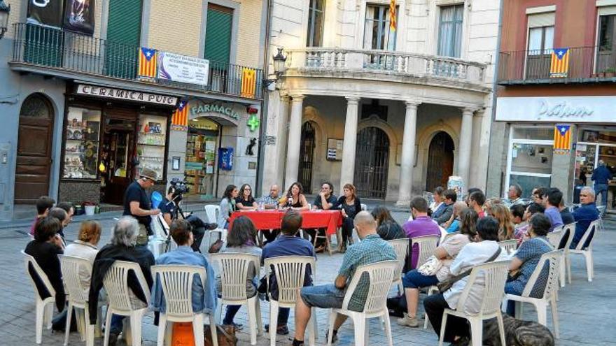 Sessió pública de balanç dels primers cent dies de govern de la CUP a Berga celebrada a la plaça de Sant Pere amb la casa gran al fons, ahir