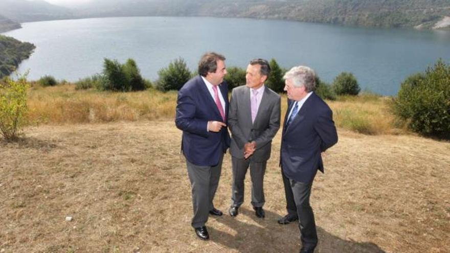 El conselleiro de Medio Ambiente, en el centro, y el alcalde coruñés en una visita al lago de Meirama. / l.o.