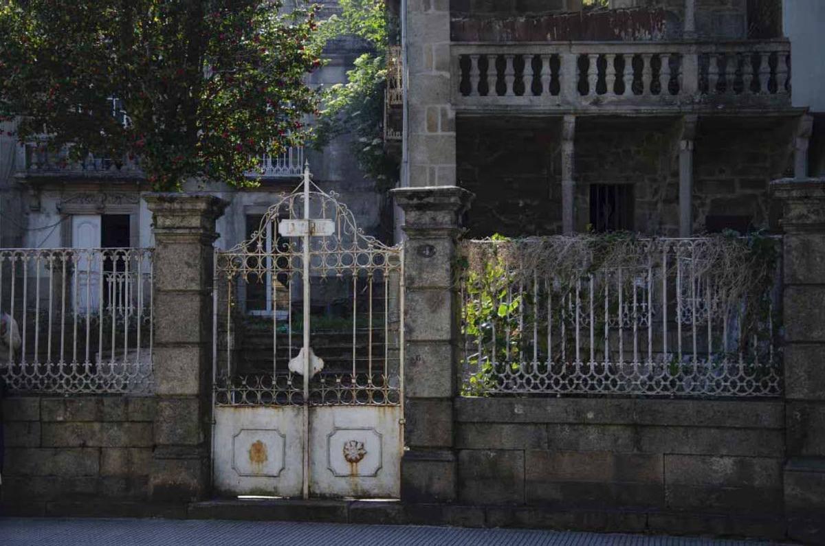 La verja y el portal de entrada, corroídos por el óxido