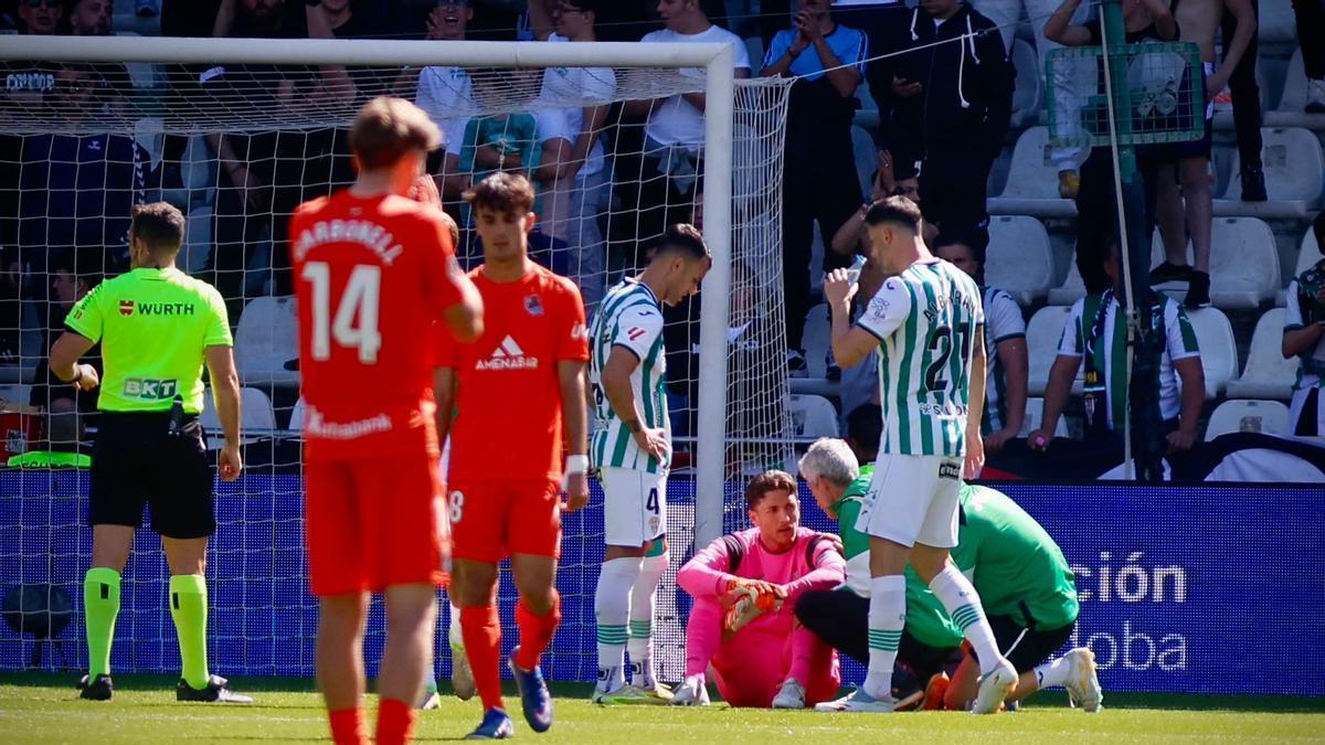 Los servicios médicos atendiendo a Carlos Marín durante el Córdoba CF-Real Sociedad B