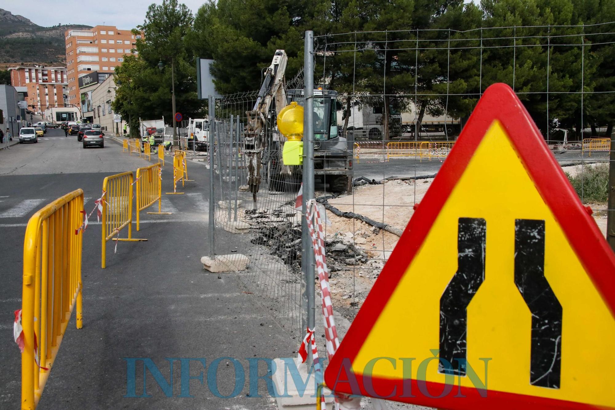 Retenciones y cortes de tráfico por las obras de la rotonda norte en Alcoy