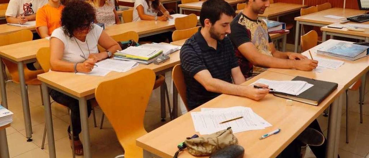 Alumnos de la Academia Postal, ayer, durante una de sus clases. // J. Lores