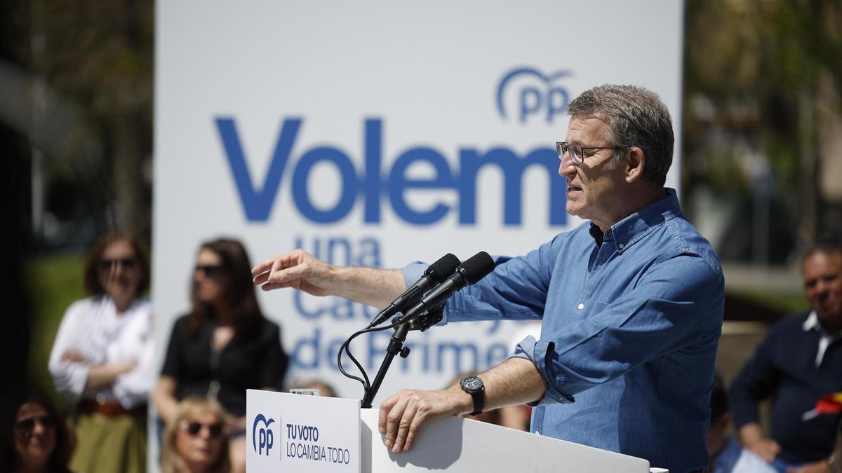 El líder del PP, Alberto Núñez Feijóo, en la campaña catalana previa al 12M