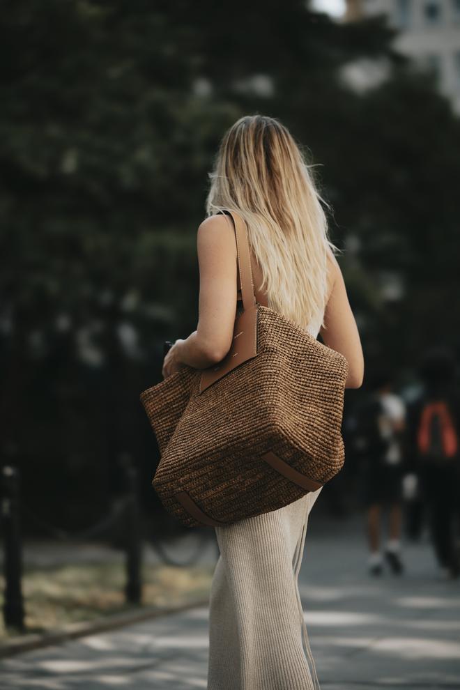 bolsos grandes street style