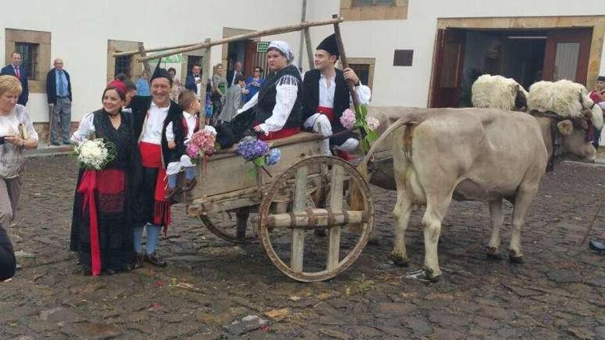 Una pareja que llegó a casarse en un carro del país.