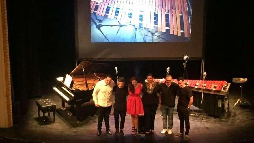 Los artistas participantes en el espectáculo &quot;Jóvenes promesas saludan al público&quot;