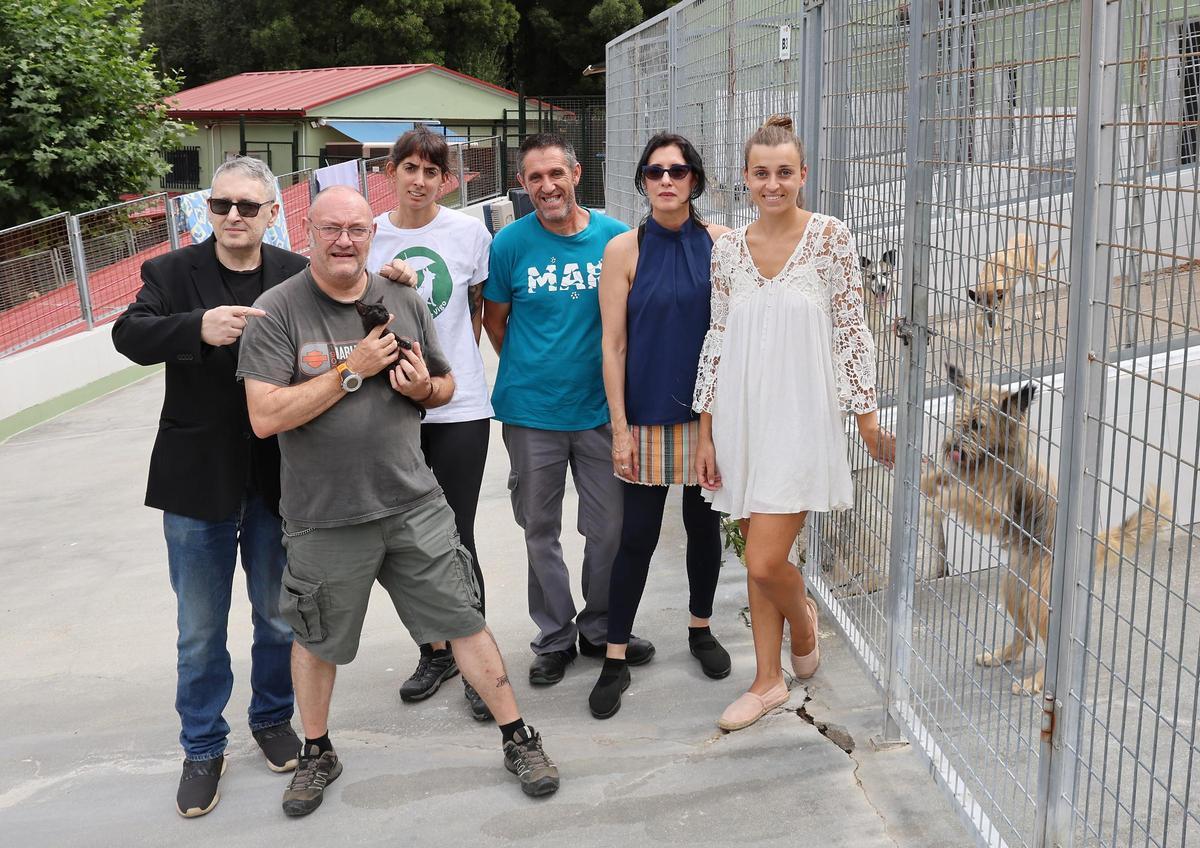 De izquierda a derecha: Miguel Cosas, Andrés León (presidente) con el gatito Tofy, Ione (veterinaria), Carlos (lacero), Maite Posada-Curros Buendía (vicepresidenta) y Zaira (voluntaria)