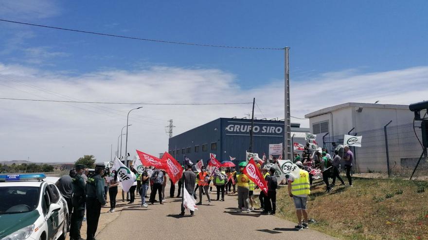 Trabajadores de la empresa se concentran ante la fábrica de Toro en un paro parcial celebrado en mayo. | M. J. C.