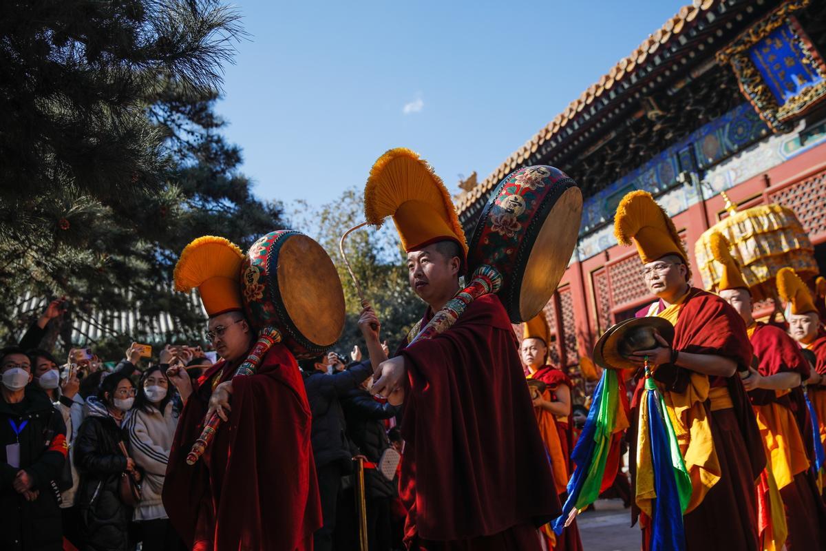 Monjes budistas bailan la Danza del Diablo en Pekín