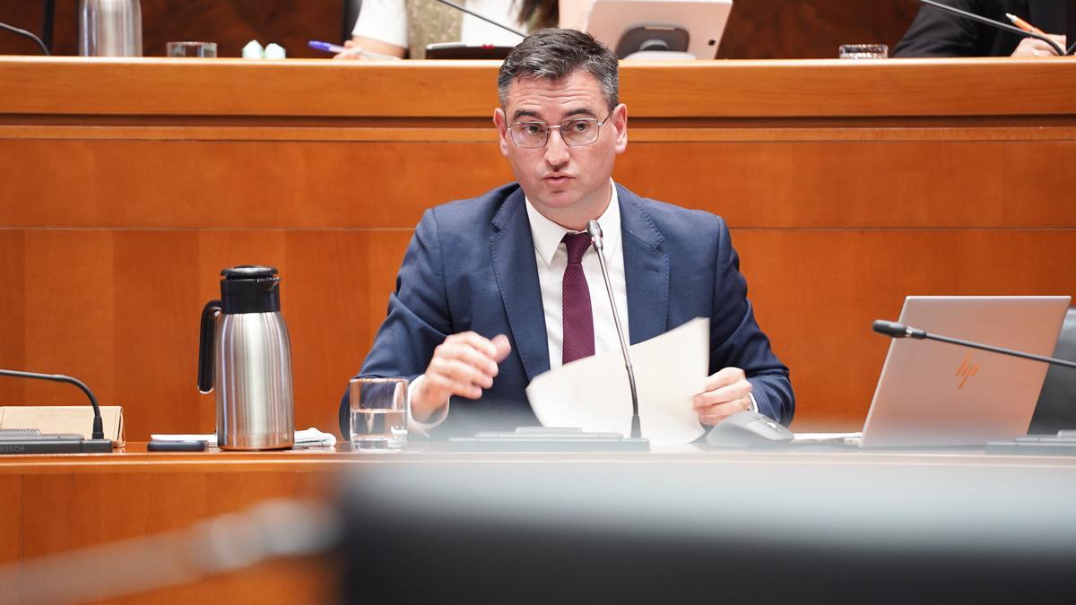 El director general de Presupuestos de la DGA, Ignacio Barquero, este lunes en su comparecencia en las Cortes.