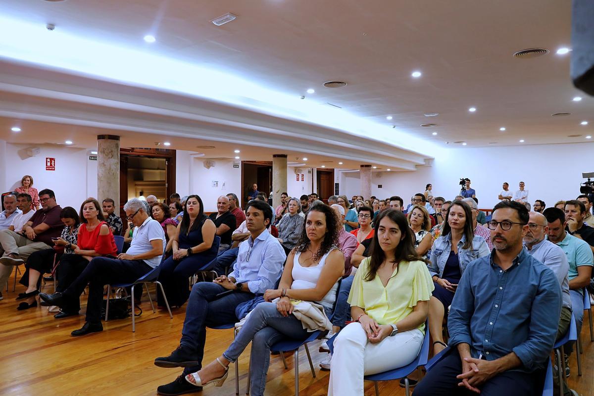 Asistentes a la conferencia de Francina Armengol en el Centro Cívico el Fondeadero, en Puerto del Carmen (Tías) el martes