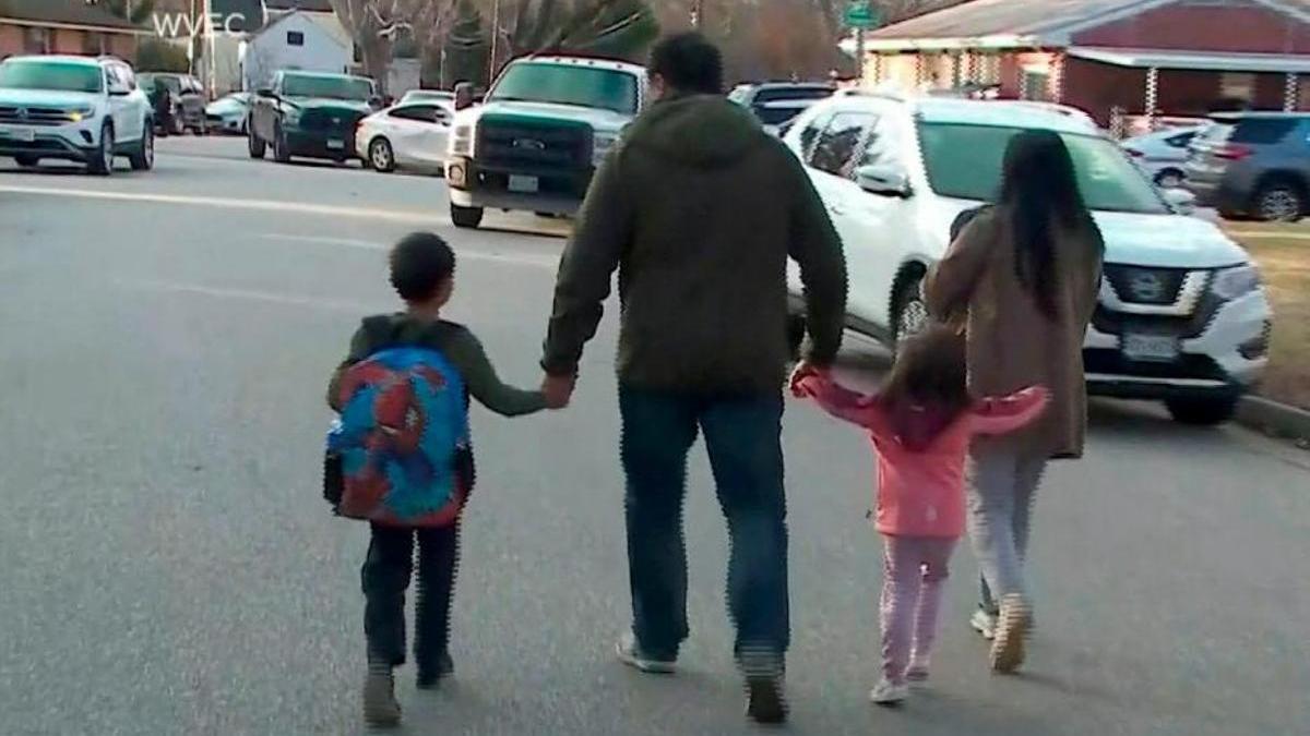 Unos padres recogen a sus hijos de la escuela donde se produjo el tiroteo.