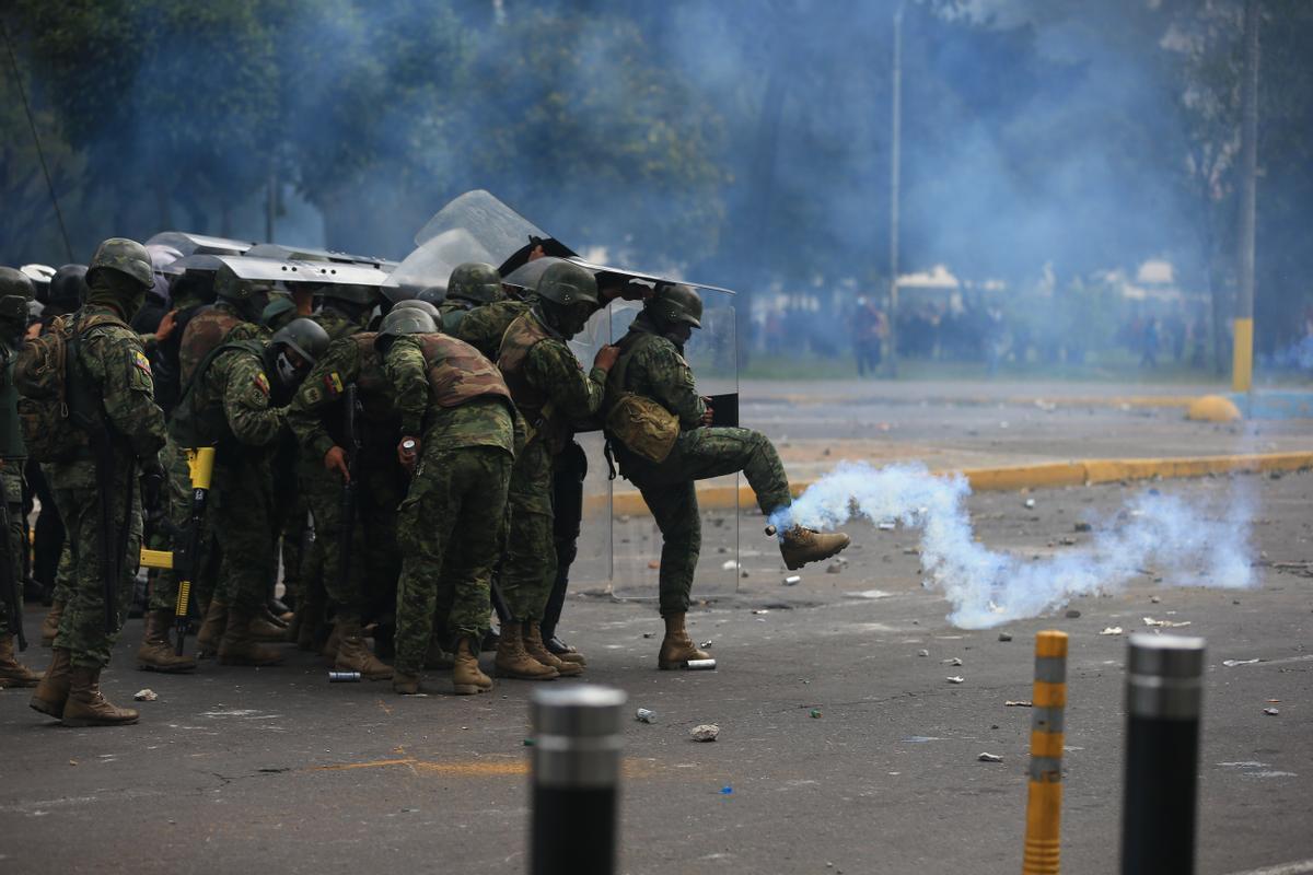 Manifestantes indígenas marchan por Quito exigiendo concesiones al presidente Lasso