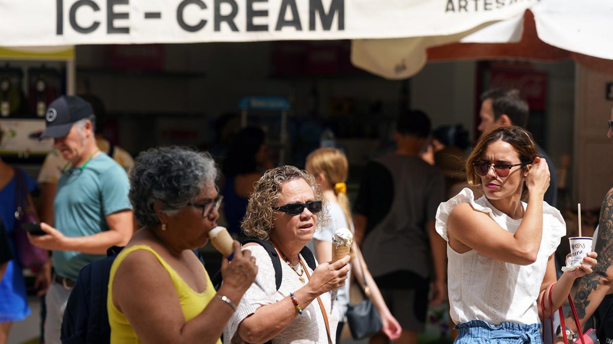 Archivo - Turistas por las calles de Málaga comen helados para soportar las altas temperaturas , a 11 de julio de 2023, en Málaga, (Andalucía, España).