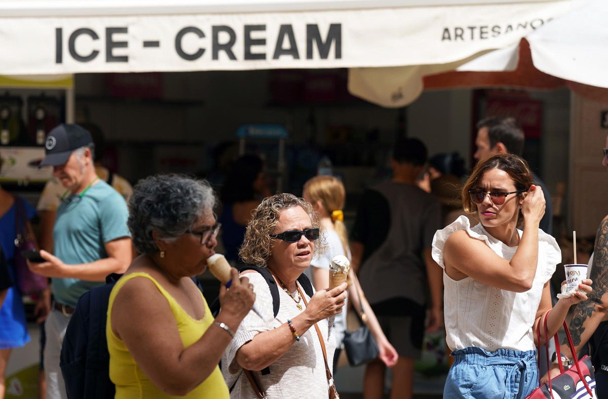 Archivo - Turistas por las calles de Málaga comen helados para soportar las altas temperaturas , a 11 de julio de 2023, en Málaga, (Andalucía, España).