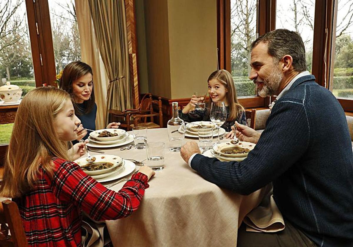 Sobre estas líneas, la Familia Real, comiendo en la vajilla “Flores y frutas”. A la izquierda, la sopera “Berlín”, con decoración de la serie “Molino”, y debajo un plato de la serie “Vistas de Jardín”. Bajo estas líneas, la cafetera “Oviedo”. | Casa Real / Museo de Bellas Artes de Asturias