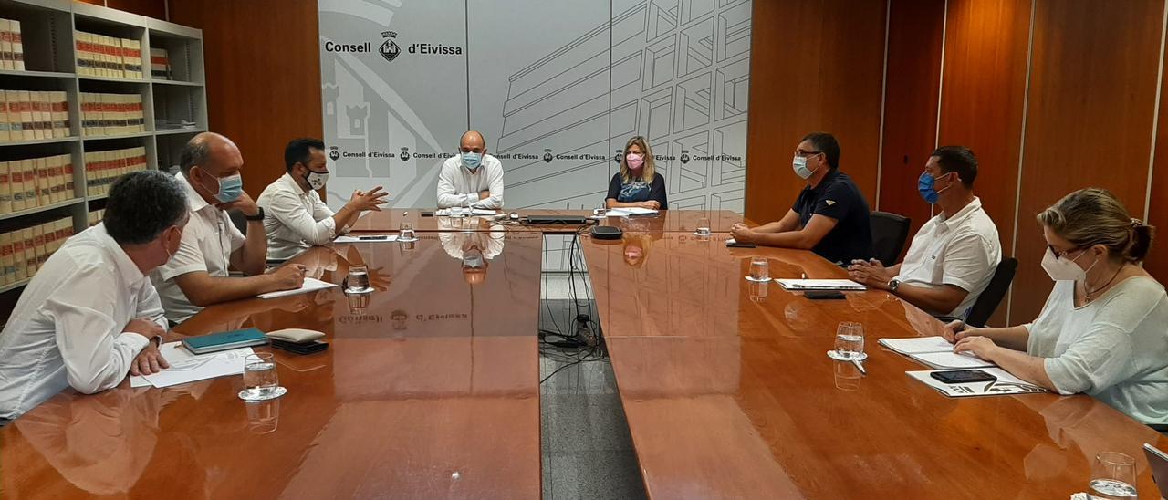 Patricia Gómez, en la cabecera de la mesa, ayer durante la reunión en el Consell de Ibiza.