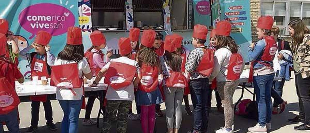 Escolares en uno de los talleres del programa de Vegalsa-Eroski.