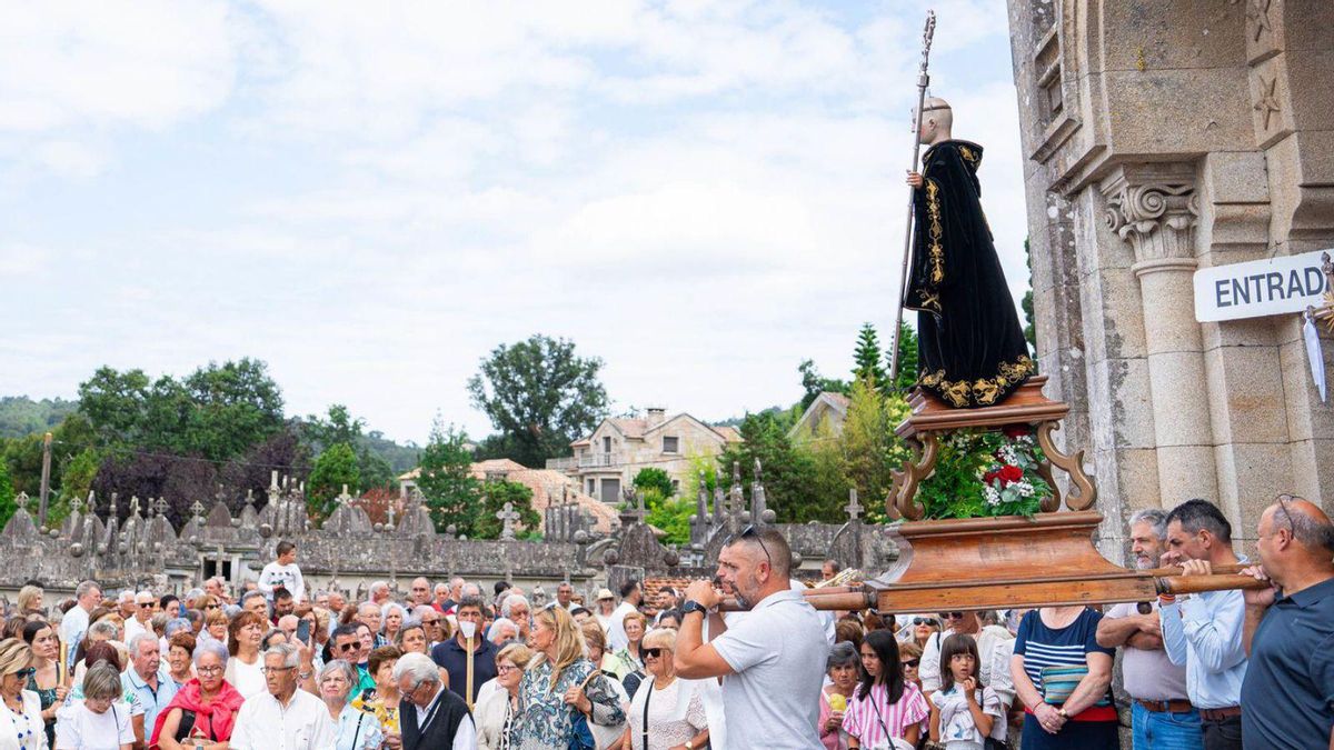 Salida de la procesión de San Benito de la iglesia de Gondomar.