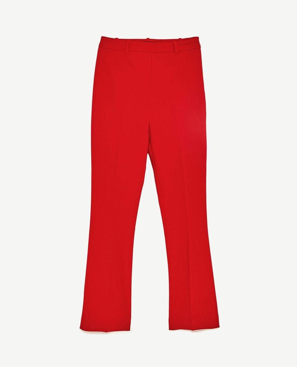 Pantalón rojo básico de Zara (Precio: 29,95 euros)