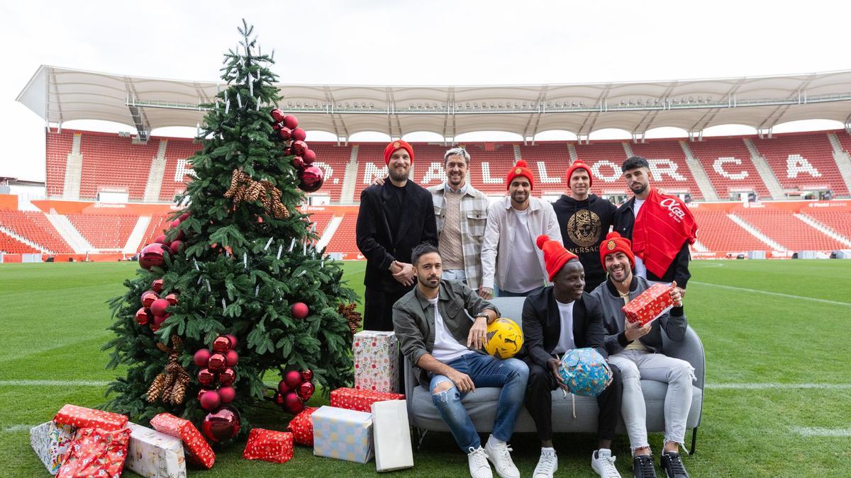 Rajkovic, Raíllo, Omar, Gio, Morlanes, Jaume Costa, Amath y Dani Rodríguez posan en un sofá y junto a un árbol de Navidad en Son Moix.