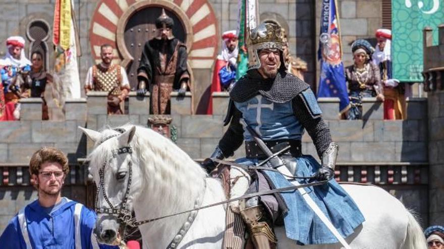 El embajador cristiano, a lomos del caballo en los momentos previos a la conquista del castillo, desde donde lo contempla el embajador moro.