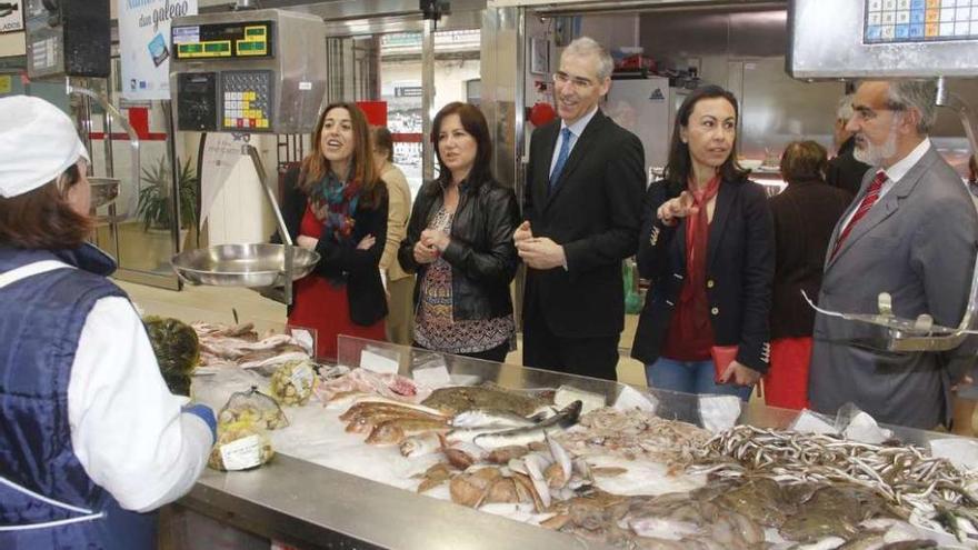 El conselleiro visitó ayer el mercado de Marín con la alcaldesa de la villa y el delegado de la Xunta. // S.A.