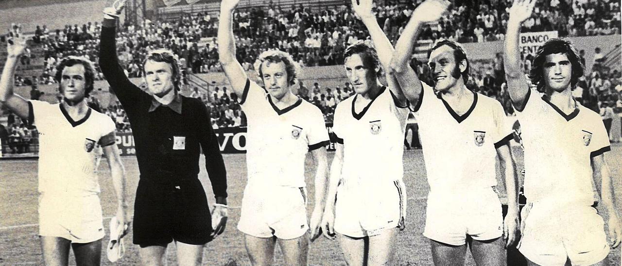 De izq. a dcha. Franz Beckenbauer, Seep Maier, Johnny Hansen, Georg Schwarzenbeck, Fruz Roth y Gerd Müller saludan al público en el Insular. | | JUAN GREGORIO/ARCHIVO LA PROVINCIA