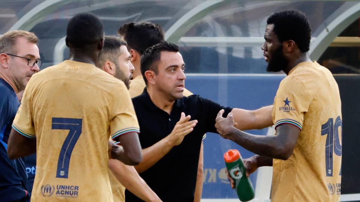 Kessie departe con Xavi en una imagen de esta temporada