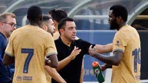 Kessie departe con Xavi en una imagen de esta temporada