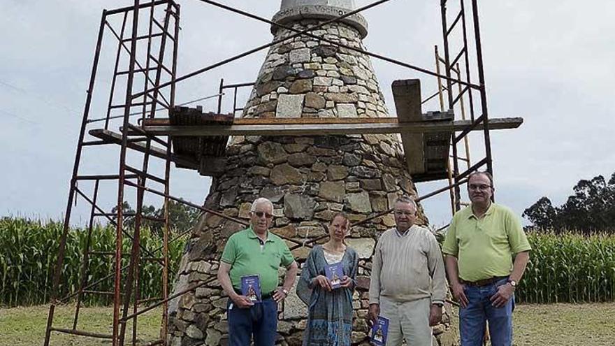 De esquerda a dereita, Manuel Díaz, Adriana Andrade, Jesús Dourado e Xosé Manuel Varela, ante o milladoiro.