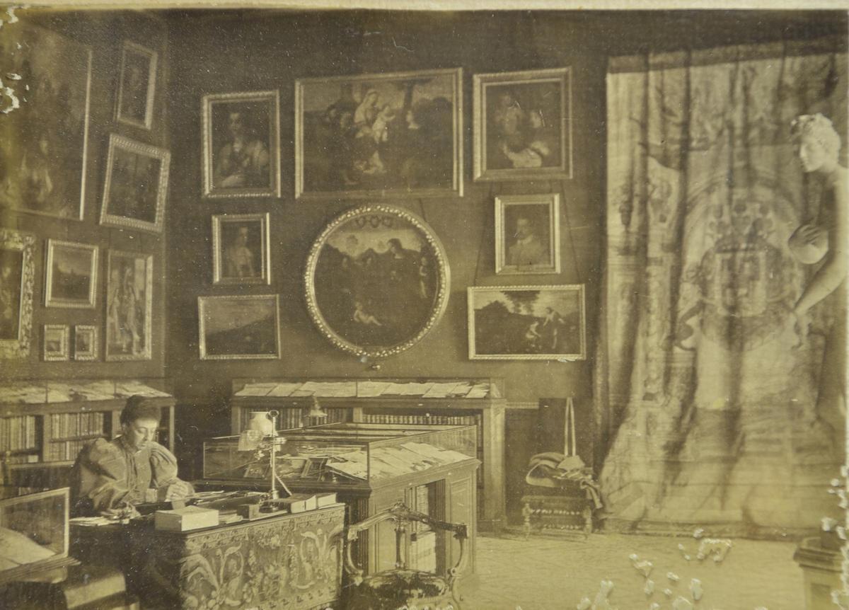 Fotografía de Rosario Falcó y Osorio, duquesa de Alba, trabajando en la Sala de Vitrinas del palacio de Liria.