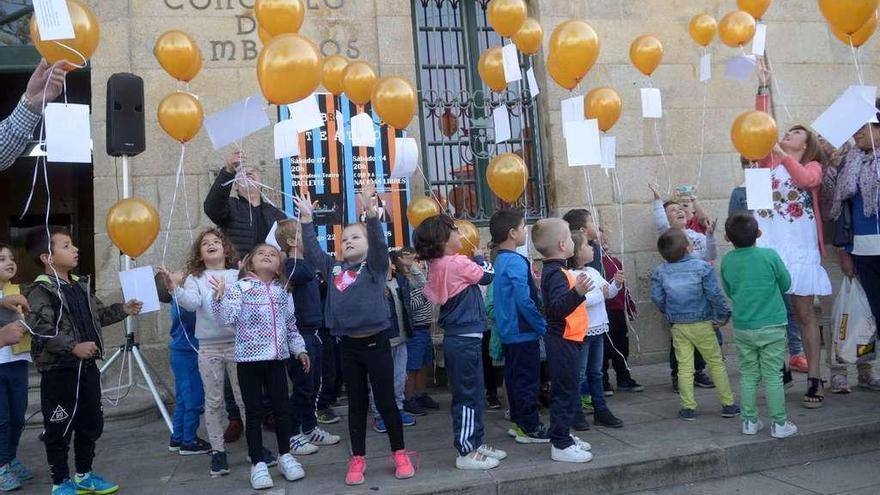 Momento en el que los niños de Corvillón sueltan los globos con sus mensajes. // Noé Parga