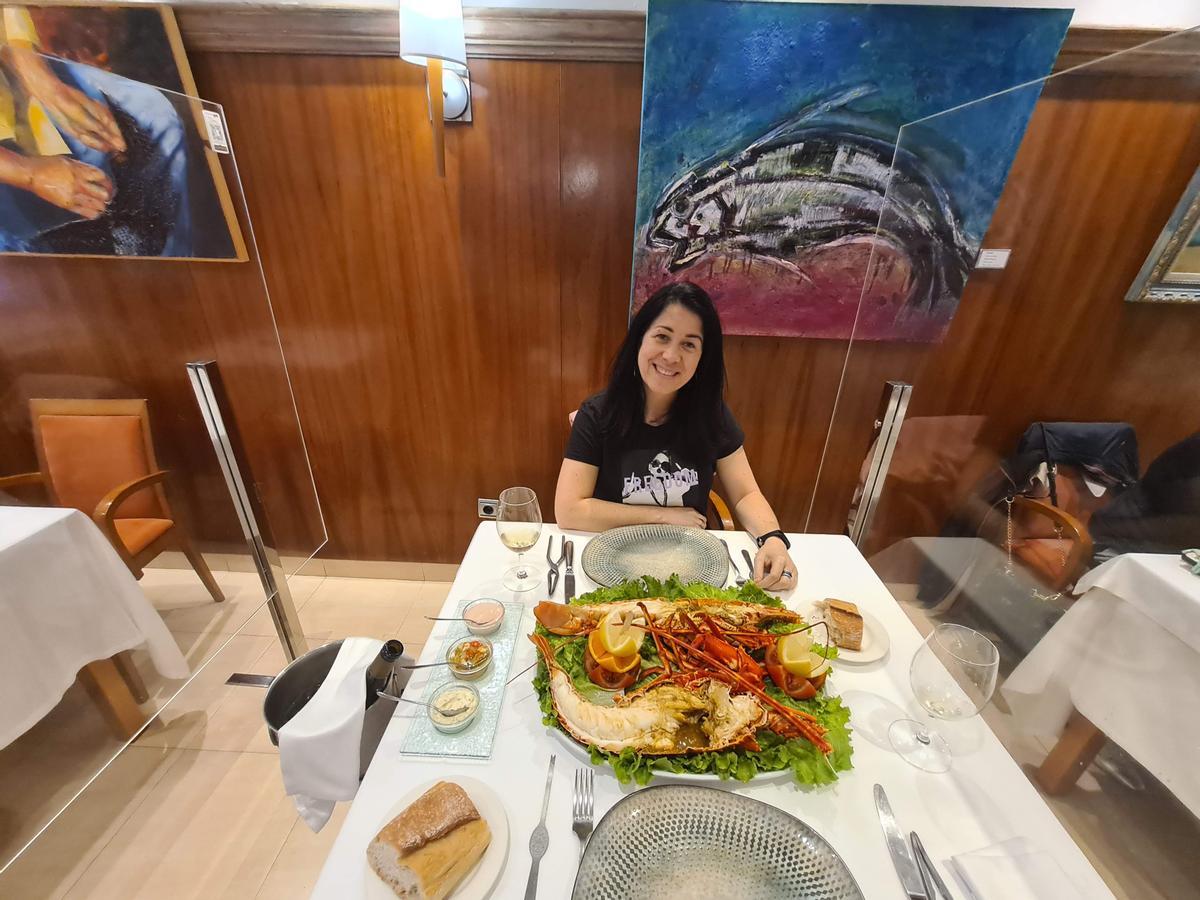 Una joven ante una langosta en el restaurante Solaina.
