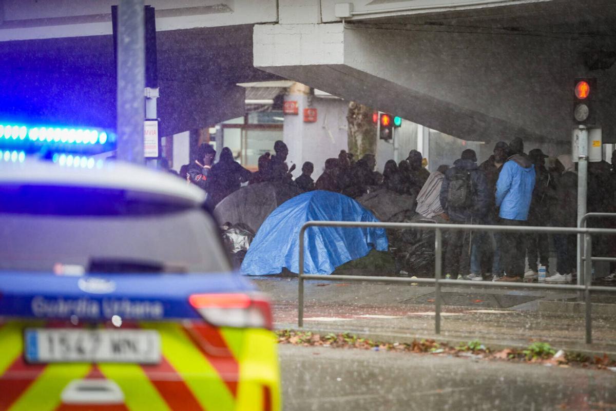 Los desalojados del B9 acampan bajo el puente de la C-31 en Badalona para protegerse de las lluvias intensas Los desalojados del B9 acampan bajo el puente de la C-31 en Badalona para protegerse de las lluvias intensas