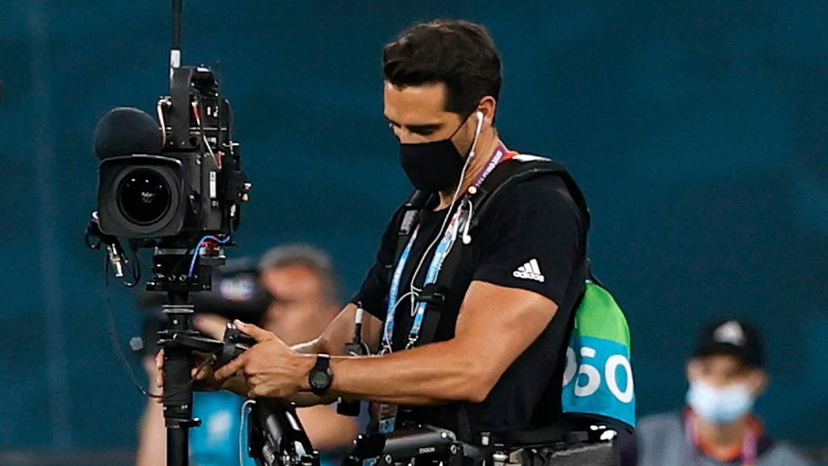 Un cámara de televisión, durante un partido de fútbol.