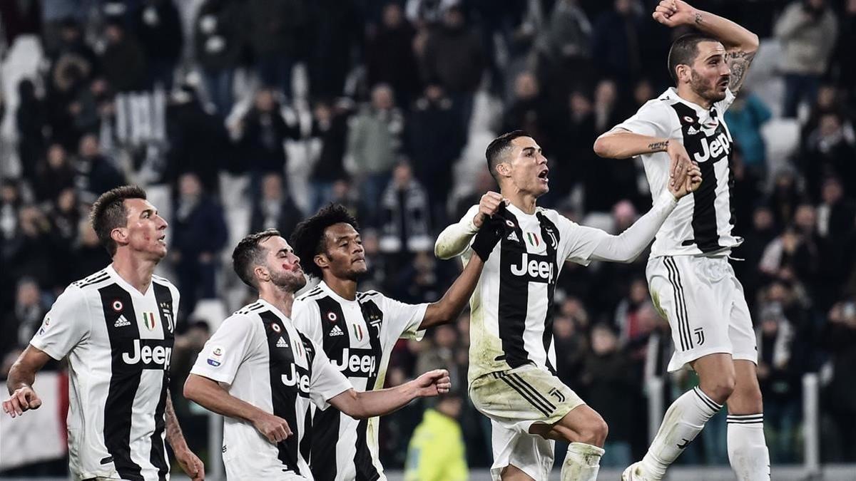 Los jugadores de la Juventus, con Cristiano en el centro, celebran la nueva victoria.