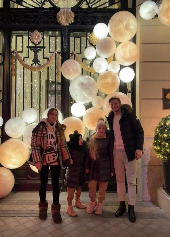 Rakitic, con su familia en Navidad