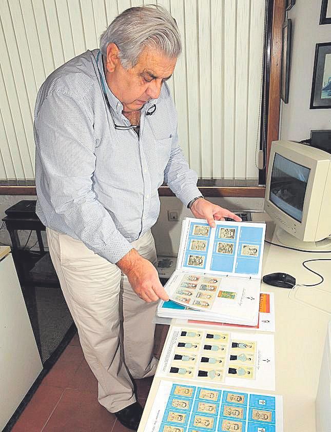 Seoane, con una colección de cromos.