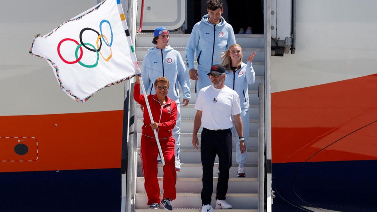 Los Ángeles se prepara para los Juegos de 2028 con la llegada de la bandera olímpica