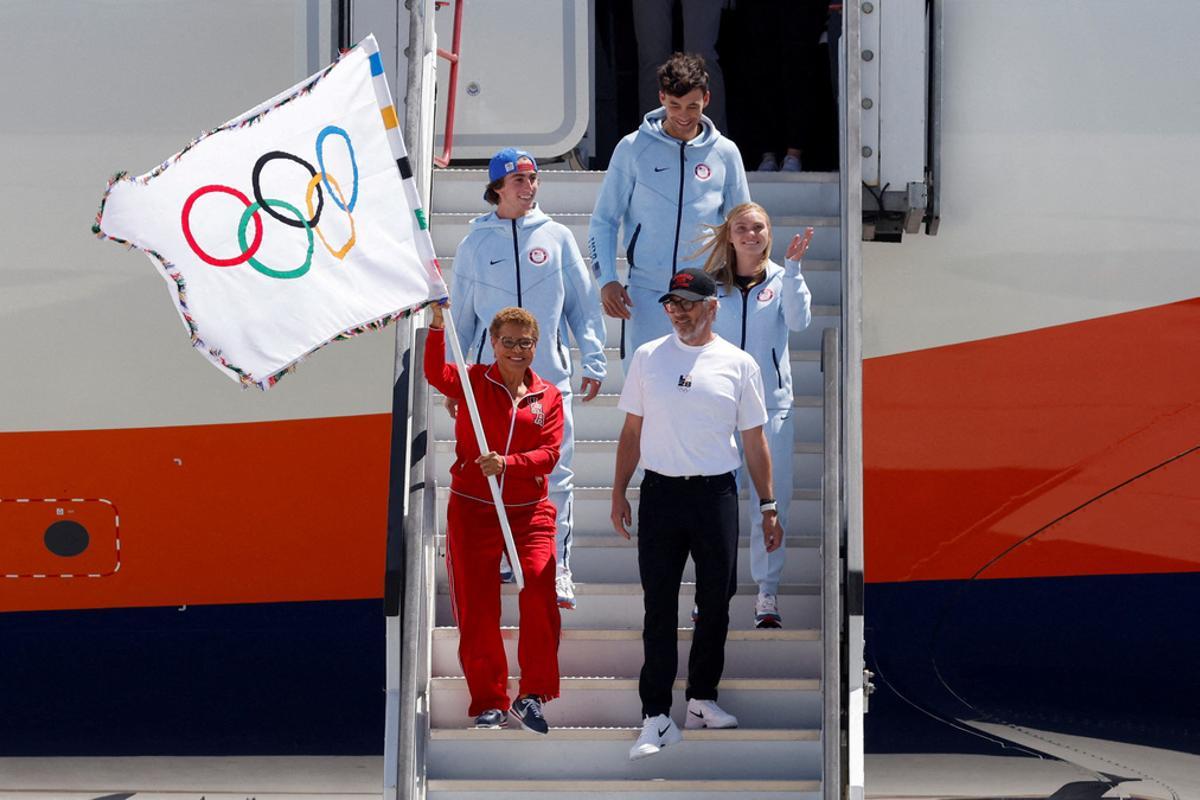 Los Ángeles se prepara para los Juegos de 2028 con la llegada de la bandera olímpica