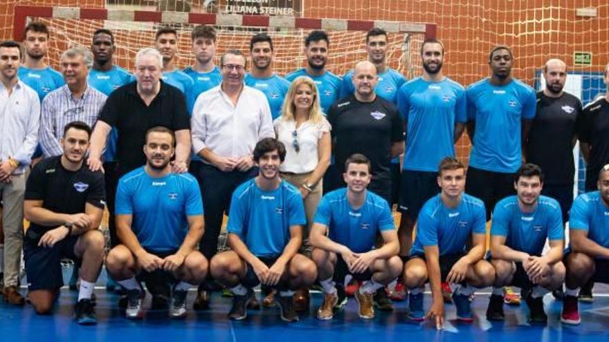 La plantilla del Benidorm posa con los representantes del Ayuntamiento, ayer en el Palau d&#039;Esports.