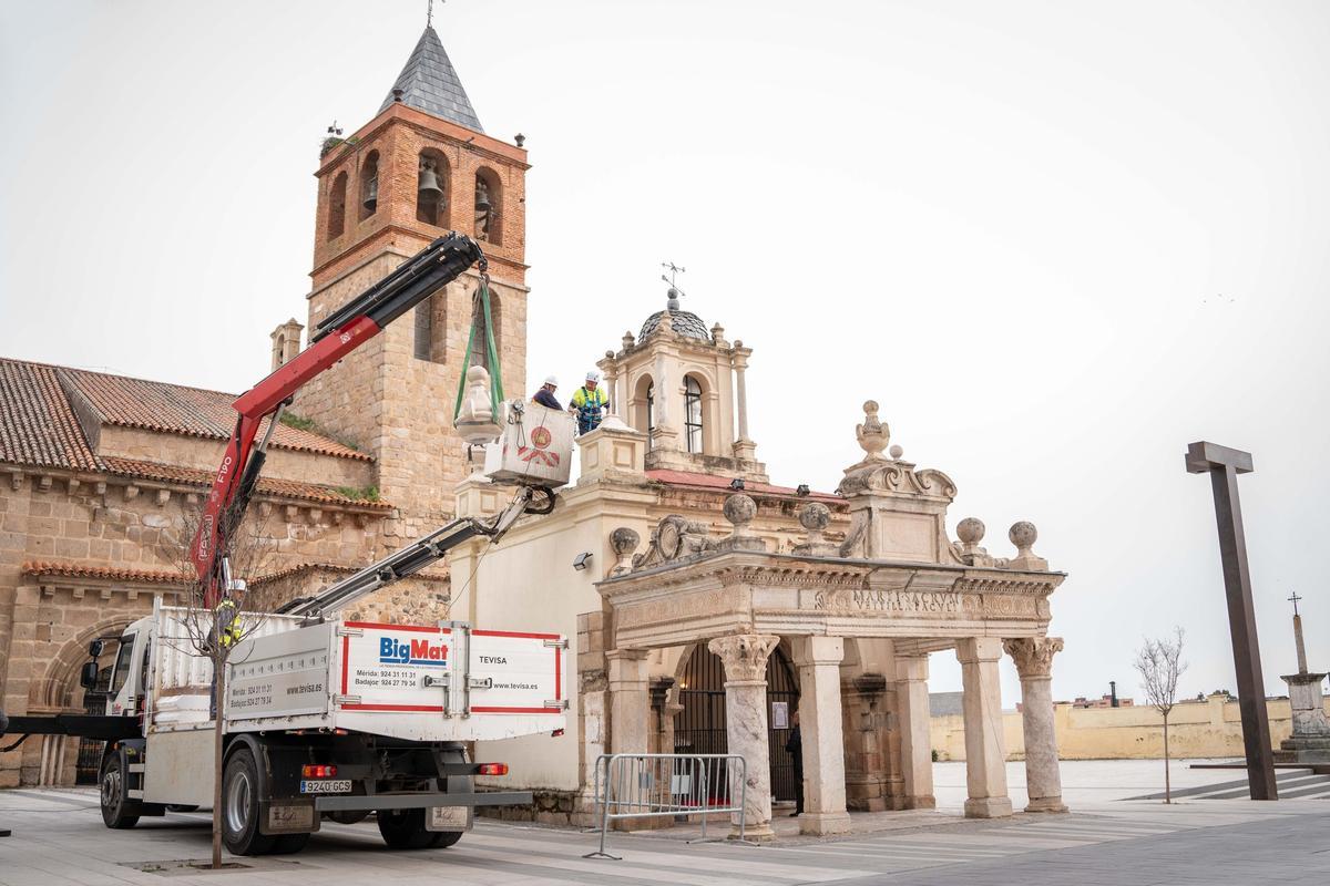 Trabajos de colocación de las nuevas cráteras en el Hornito de Santa Eulalia, dañadas en 2025.