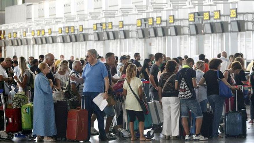 Turistas en el aeropuerto de Málaga.