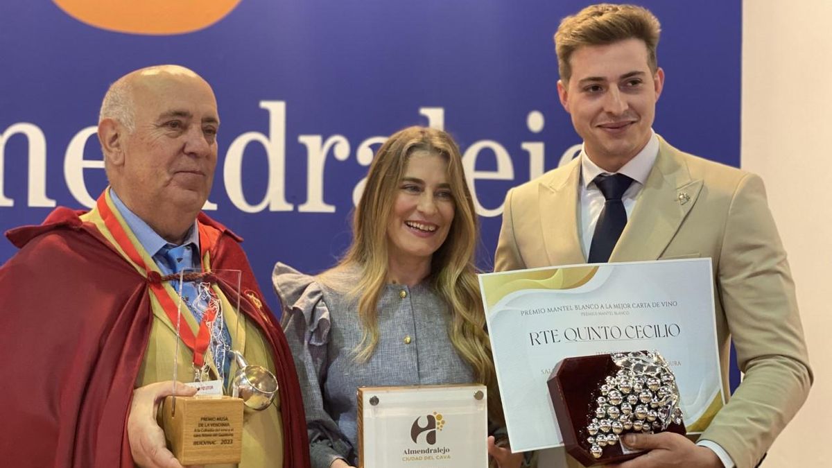 Marcelino Díaz, Esperanza García Claver y Daniel Sánchez durante la entrega de premios en el stand Cajalmendralejo.